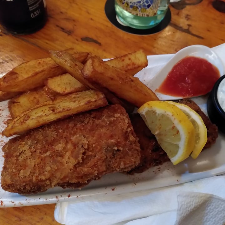photo of VeganCatBar Tofish and chips shared by @walkabout-veg on  29 Oct 2022 - review
