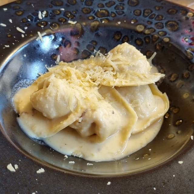 Photo of the dish “cappellacci ripieni di carbonara con crema di gondino con tartufo fresco e pepe nero”