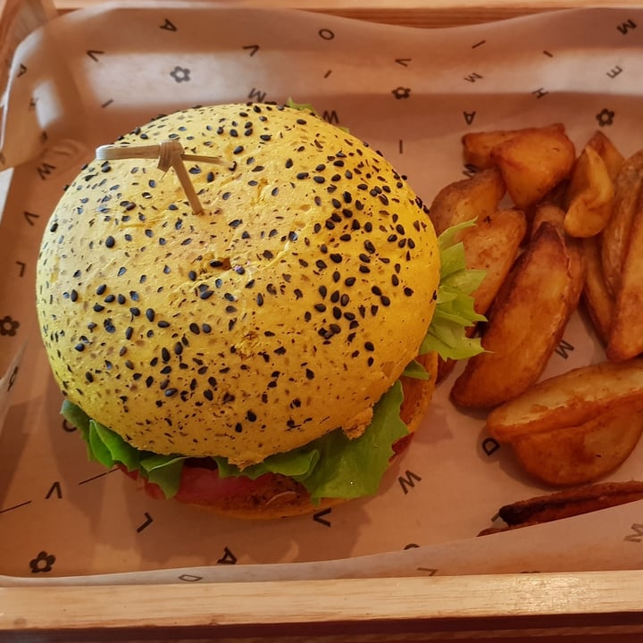 photo of Flower Burger Funky Cecio shared by @laramengato on  10 Mar 2022 - review