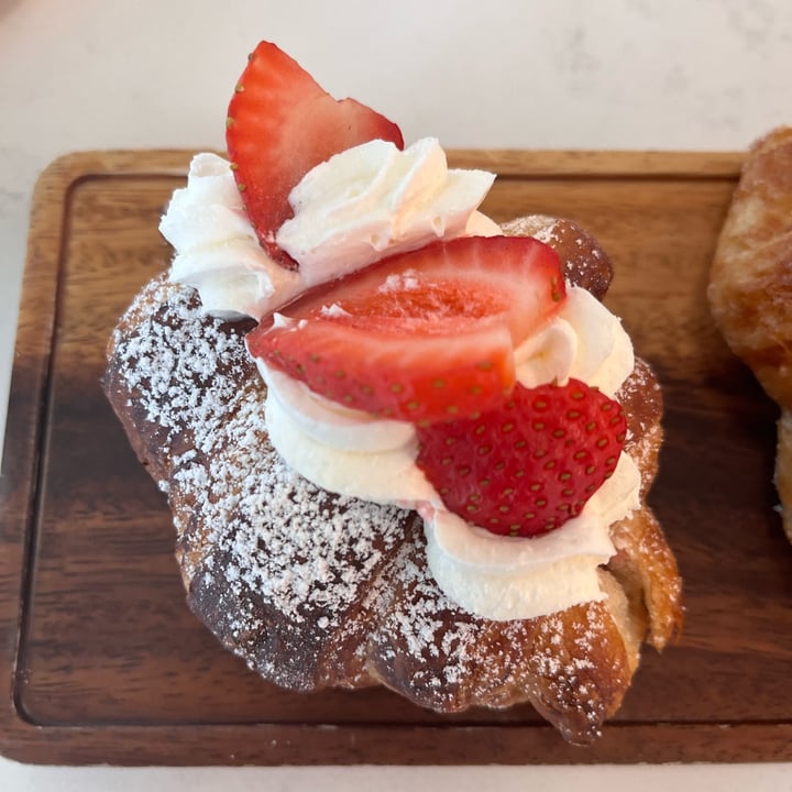 photo of LEVEL V BAKERY Strawberries and Cream Croissant shared by @spearl on  03 Sep 2022 - review