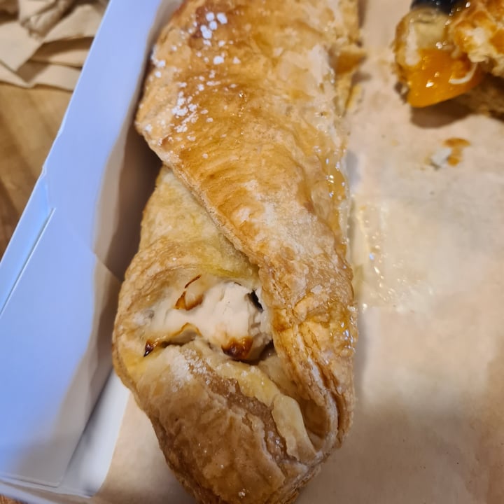 photo of Vida Vegan Co Guayaba and cheese pastry shared by @sofihuasteca on  27 Mar 2022 - review