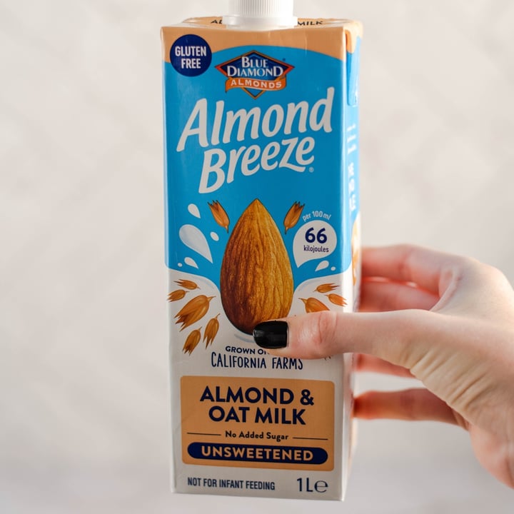 photo of Blue Diamond Almond breeze almond and oat milk shared by @theleafeaters on  18 Dec 2021 - review