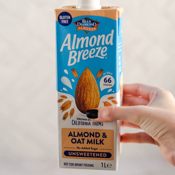 review photo of Blue Diamond Almond breeze almond and oat milk shared by @theleafeaters on 18 Dec 2021 - review