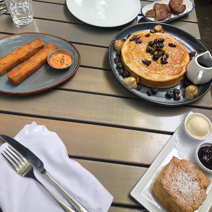 review photo of Nic's On Beverly Pancakes, Gratin Fries, Detroit Pizza, House Sausage, & Biscuit shared by @cinyquacker on 17 Apr 2021 - review