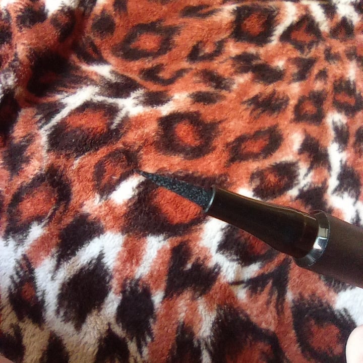 review photo of Natura Una pincel delineador negro shared by @mercabitch on 05 Oct 2020 - review