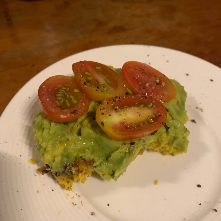 photo of Bom Bowls Avocado Tomato toast shared by @veganlinda on  05 Nov 2021 - review