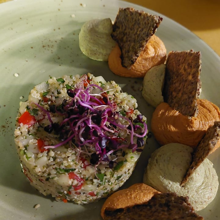 photo of Soul Kitchen muhammara, hummus di zucchine e mandorle, tabule di semi canapa e crackers allo Za'atar shared by @juliets on  03 Aug 2022 - review