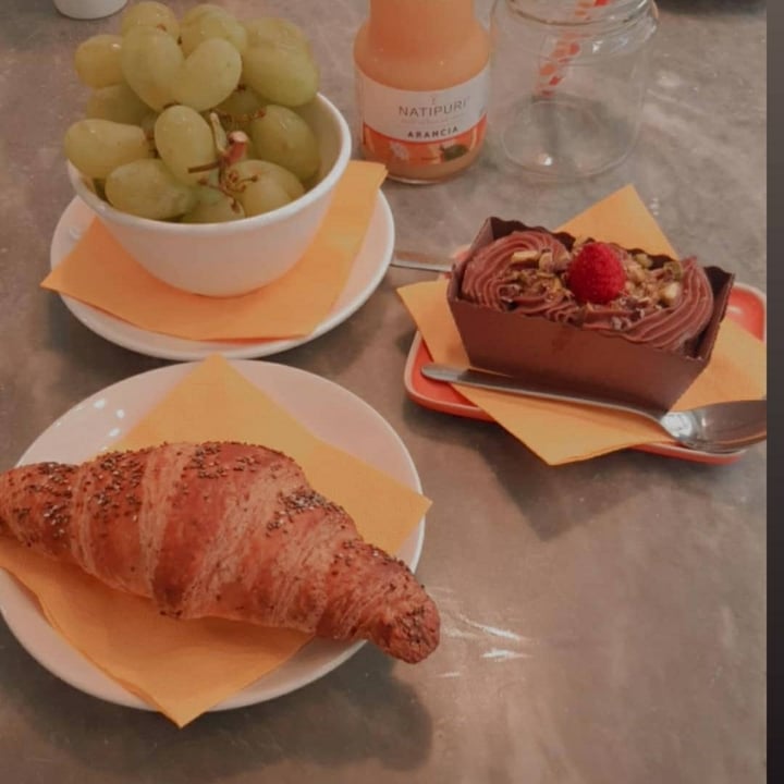 photo of Dulcamara Vegan Bakery & Bistrot Colazione (Cornetto Alla Nocciolata e Cupcacke Al Cocco) shared by @tania- on  05 Apr 2021 - review