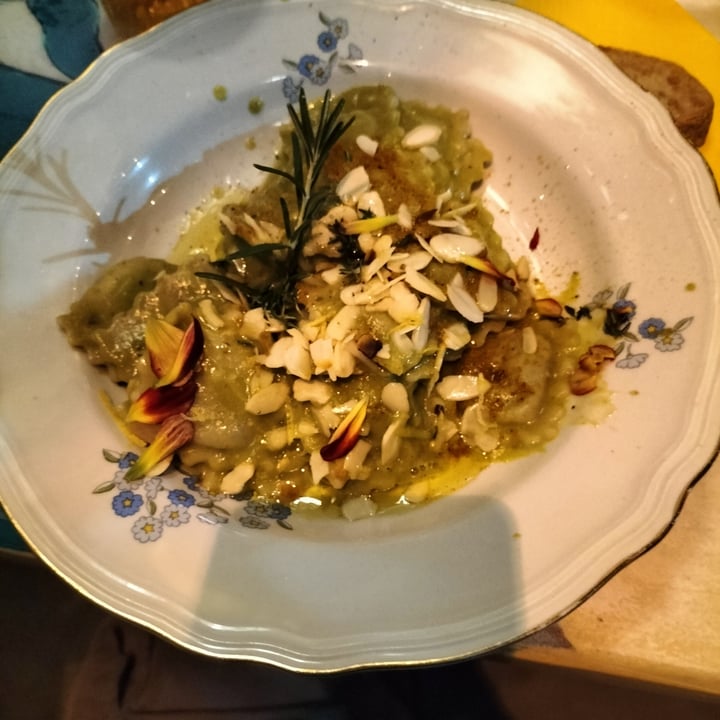 review photo of Amaranto Bistrot Ravioli Con Crema Di Zucchine, Mandorle, Spezie e Limone shared by @hate-in-italy on 29 Aug 2022 - review