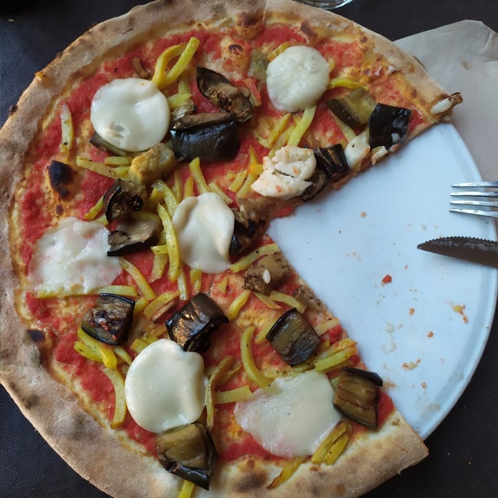 photo of Dolce Gusto Ristorante Pizzeria Pizza Con Mozzarella Di Riso, Patate E Melanzane Grigliate shared by @camibonaldi on  13 May 2022 - review