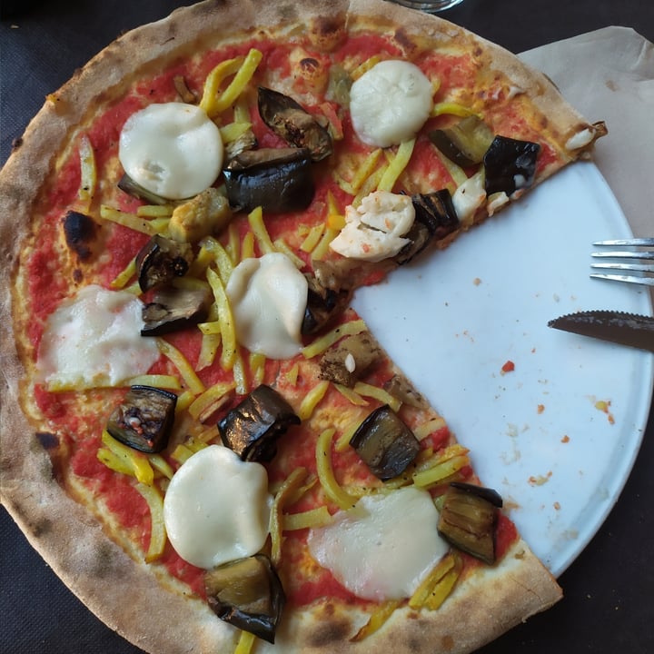 review photo of Dolce Gusto Ristorante Pizzeria Pizza Con Mozzarella Di Riso, Patate E Melanzane Grigliate shared by @camibonaldi on 13 May 2022 - review