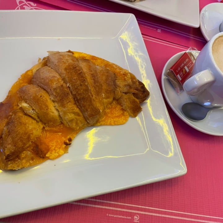 photo of Freedom Cakes Croissant con jamón y queso shared by @lurkelele on  22 Apr 2022 - review