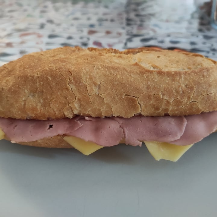 review photo of Anagerie Cafeteria Jamón Dulce Vegano Con Queso Mozzarella De Especies shared by @jessyjess84 on 04 Sep 2020 - review