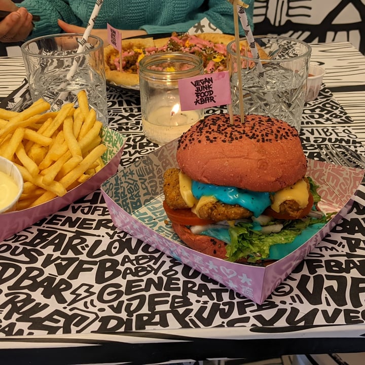 photo of Vegan Junk Food Bar Daddy’s burger shared by @dida245 on  28 May 2022 - review