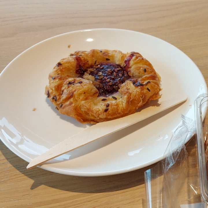 photo of Starbucks Berry Croissant shared by @skito1987 on  26 Jul 2022 - review