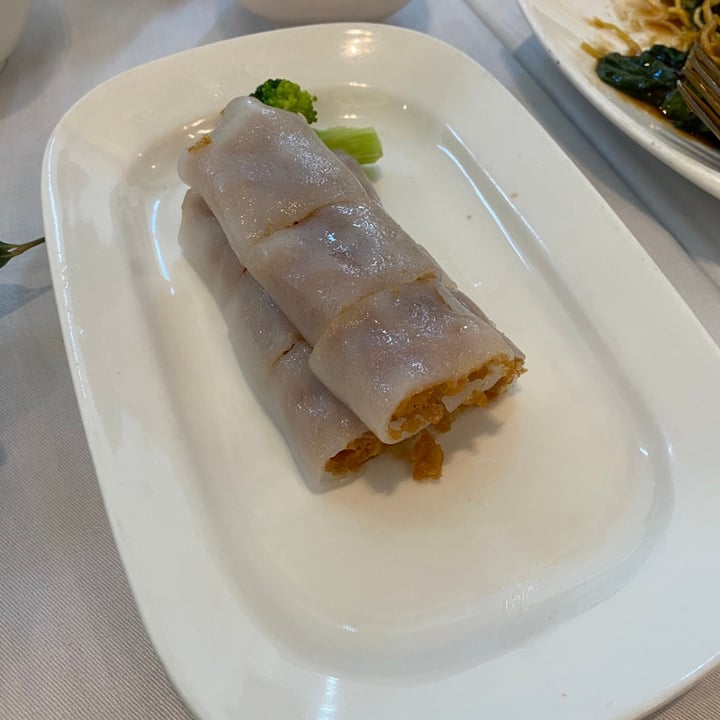 photo of Yang Shin Vegetarian Restaurant Steamed rice noodle roll with fried bread stick 炸兩腸粉 shared by @viviantothewu on  01 Jun 2020 - review