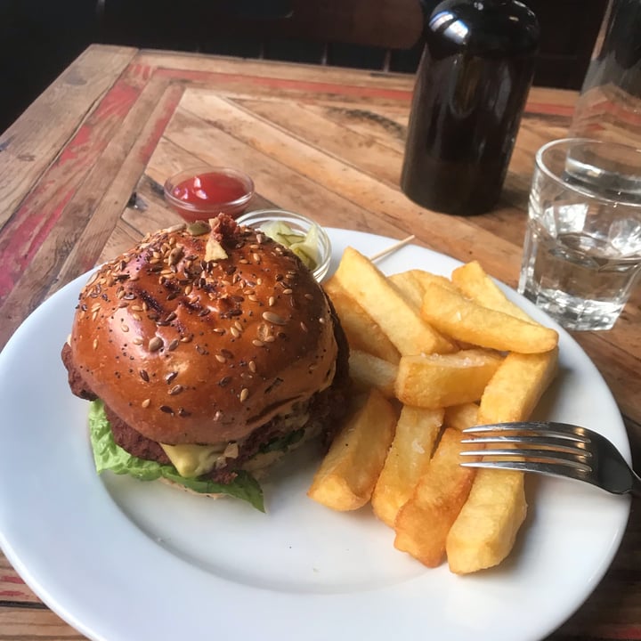 photo of The Royal Oak Cheese Buger & Chunky Chips shared by @jonasc on  16 Dec 2022 - review