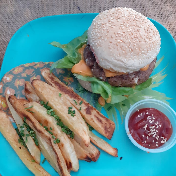 photo of Happy Manatee Hamburguesa Símil Carne Con Cheddar shared by @javinrxvegan on  07 Dec 2021 - review