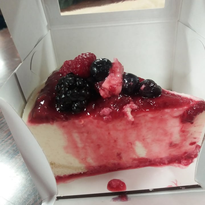 review photo of Kiki Pasteleria Vegana Cheescake de frutos rojos shared by @leonela11 on 04 Aug 2022 - review