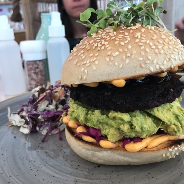 Foto do prato “Lentil & Mushroom Burger”