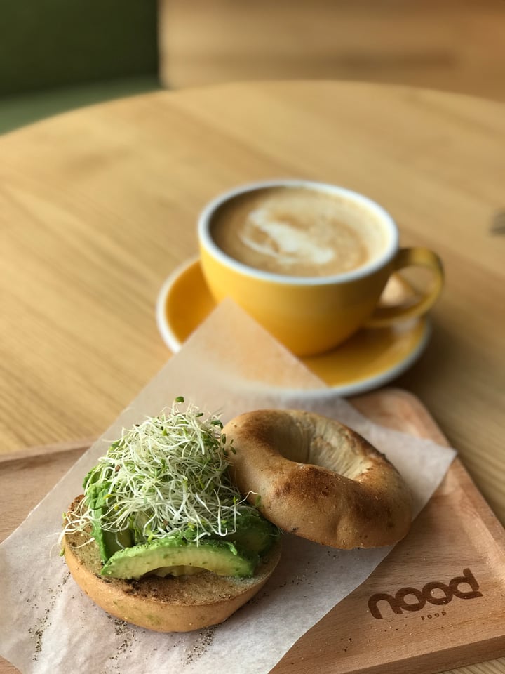 photo of nood food Whole Wheat Bagel With Avocado shared by @govegwithcora on  29 Mar 2018 - review