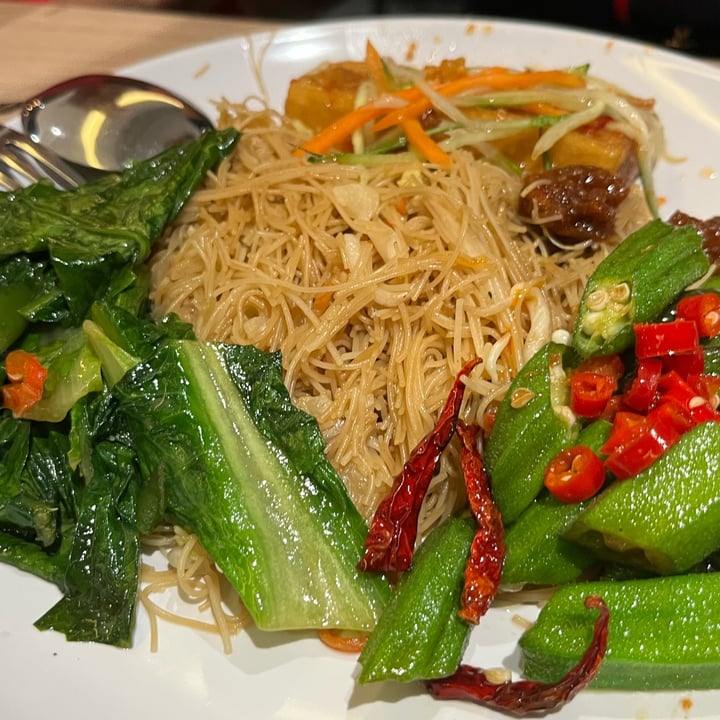 photo of Buddha Tooth Relic Temple and Museum Bee Hoon With Assorted Vegetables shared by @soy-orbison on  13 Nov 2022 - review