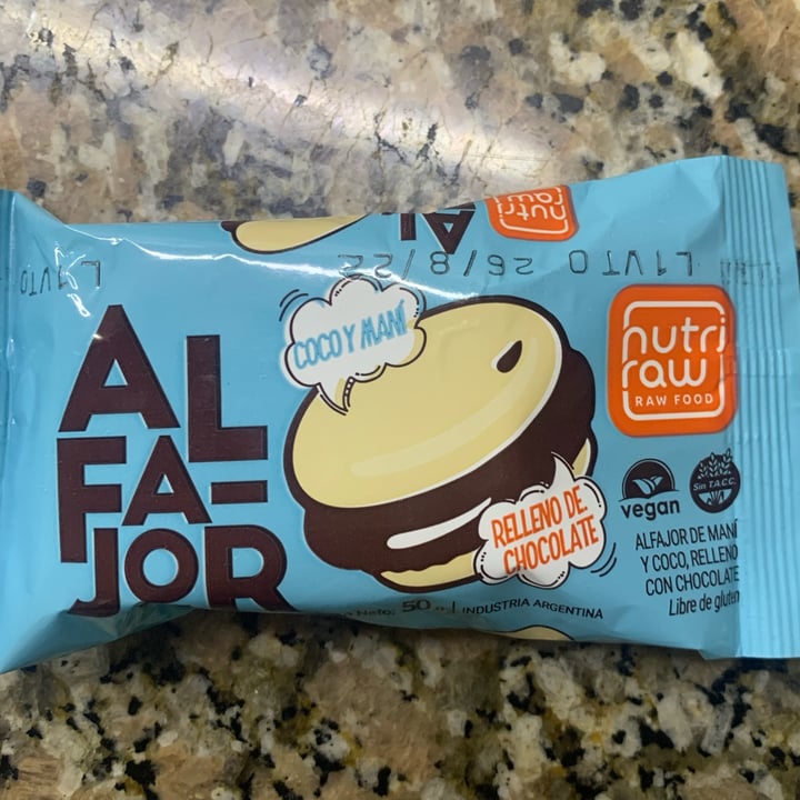 photo of Nutri Raw Alfajor de mani y coco relleno con chocolate shared by @jacquelinechaves on  15 Mar 2022 - review