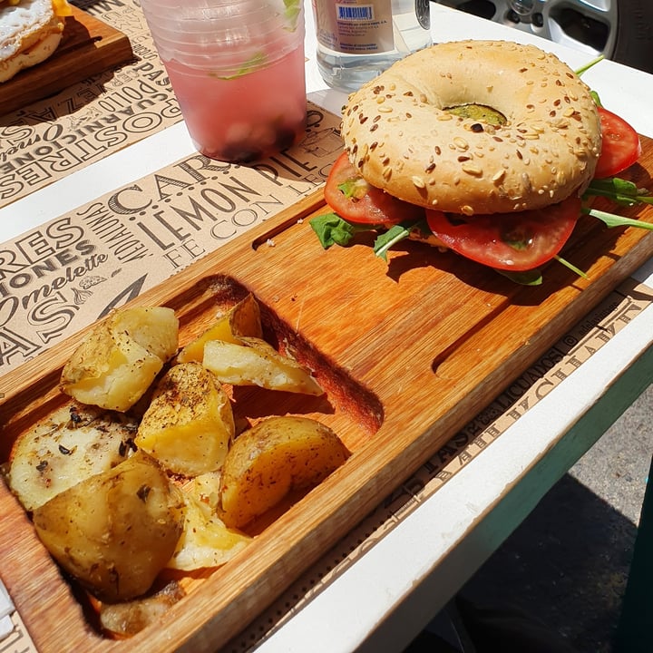 photo of ADELA VIntage Cafetería Hamburguesa Veggie shared by @ludi2000 on  30 Nov 2020 - review