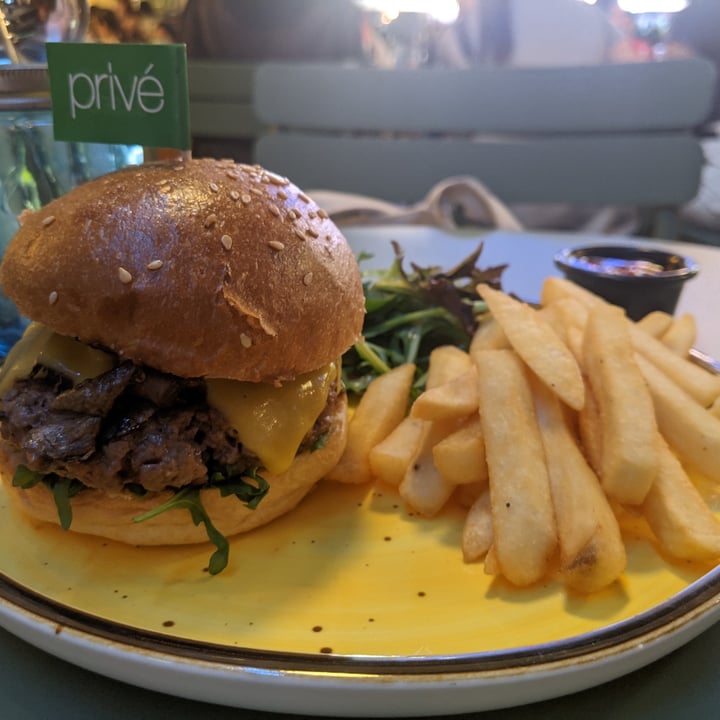 photo of Privé Somerset Plant-Based Truffled Mushroom Swiss Burger shared by @shawneofthedead on  22 Oct 2020 - review