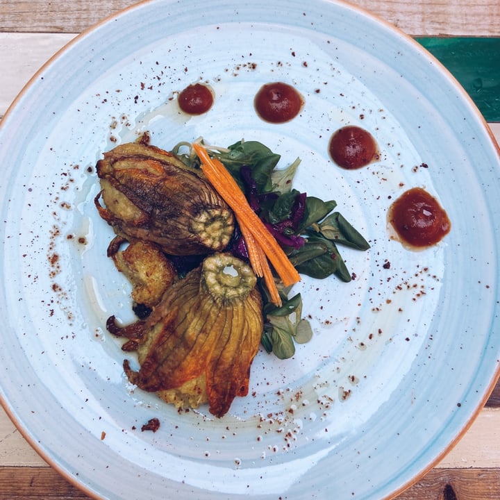 photo of L'Orto già Salsamentario - Vegan & raw food Fiori di zucchina ripieni di tofu shared by @johrgia on  16 Oct 2021 - review