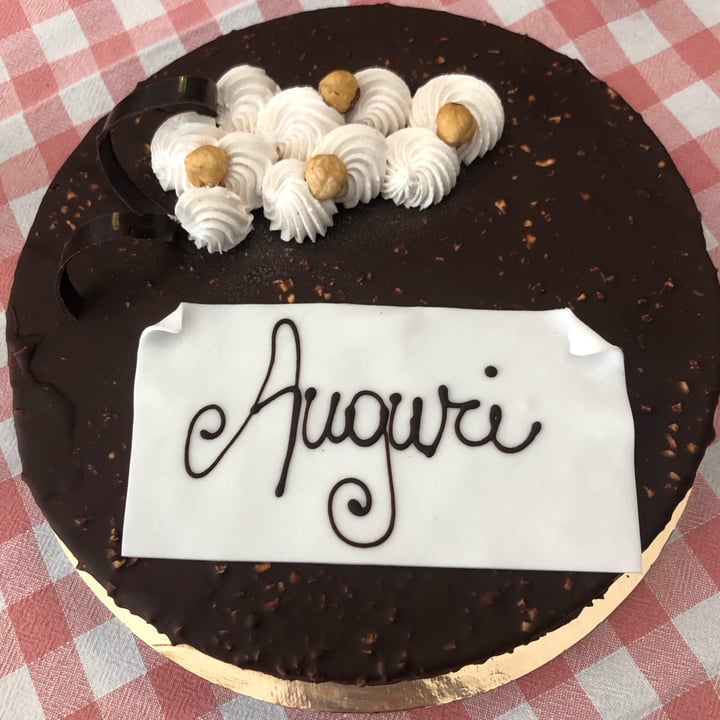 review photo of Manola Pasticceria Naturale Bavarese alla nocciola con cuore di caramello salato ricoperta di cioccolato shared by @vege-et-al on 12 Dec 2022 - review