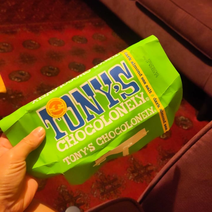 review photo of Tony’s Chocolonely Dark Almond Sea Salt 51% shared by @broccolizzo on 07 Sep 2022 - review