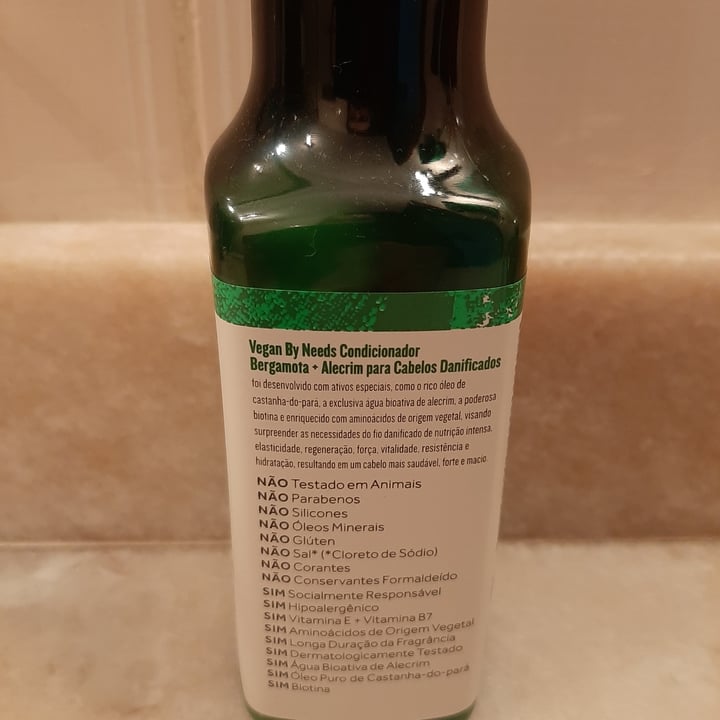 photo of Vegan by Needs Shampoo Bergamota Alecrim shared by @eapucci on  04 Aug 2021 - review