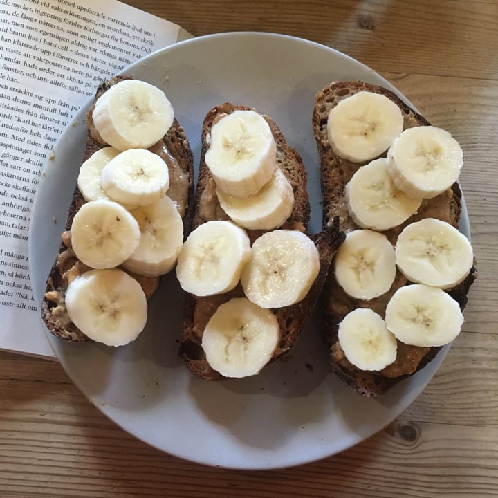 photo of Lovecrumbs Banana Peanut Butter Sourdough Toast shared by @lindadoesvegan on  09 Oct 2019 - review