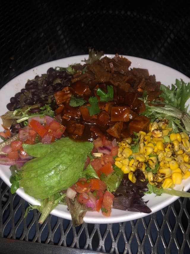 菜肴“BBQ Chicken Salad”的照片