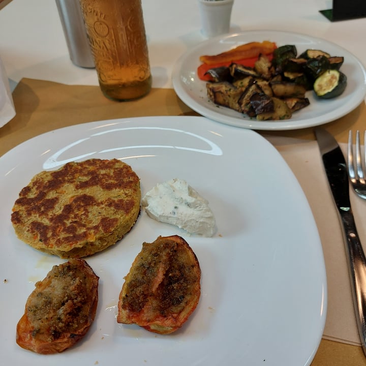 photo of Lostello di Emc2 Onlus Burger Di Ceci Con Maionese Vegana E Pomodori Gratinati shared by @annayogi on  03 Jun 2022 - review