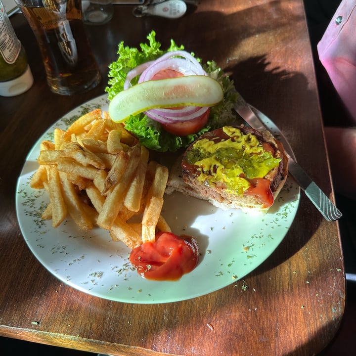 review photo of The Beaufort Pub Beyond Burger shared by @rnyvegan on 01 Nov 2022 - review