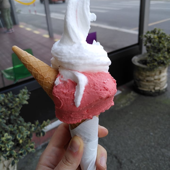 photo of Crem Caramel Ice Cream Cono Fragola E Limone shared by @maffi1810 on  19 Apr 2022 - review