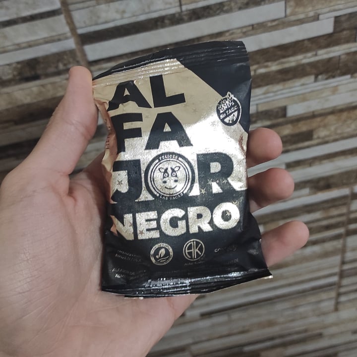 photo of Felices Las Vacas Alfajor negro sin tacc shared by @vegtips on  16 Jun 2022 - review