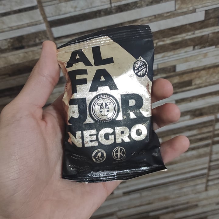 review photo of Felices Las Vacas Alfajor negro sin tacc shared by @vegtips on 16 Jun 2022 - review