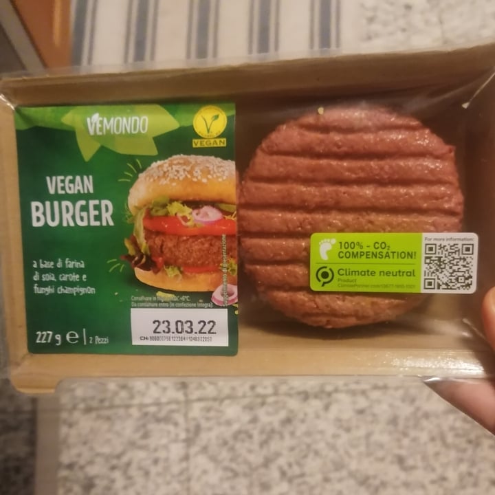 photo of Vemondo Vegan Burger a base di farina di soia, carote e funghi champignon shared by @favflo on  27 Mar 2022 - review