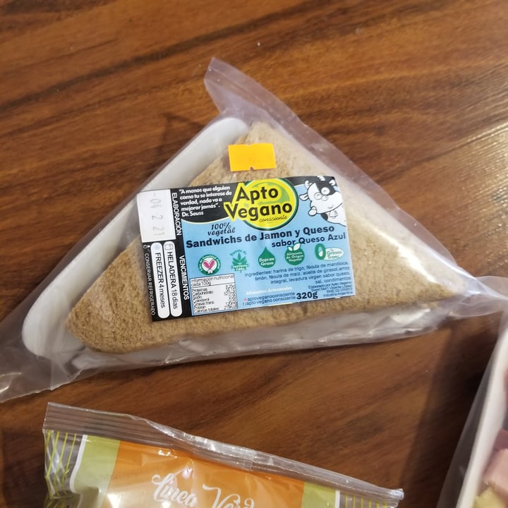 photo of Apto Vegano Consciente Sandwich de miga jamon y queso azul shared by @daniellaliberman on  12 Feb 2021 - review