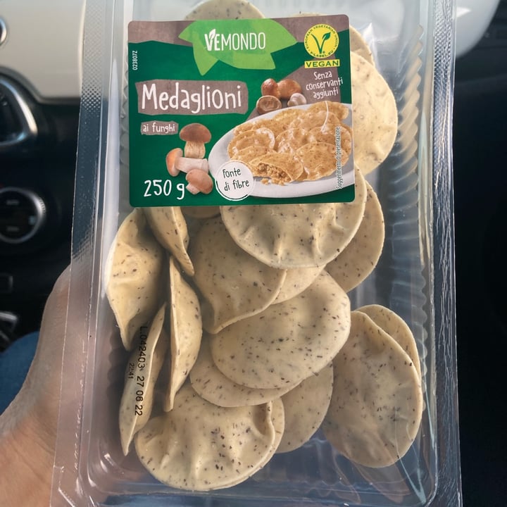 photo of Vemondo Medaglioni ai funghi shared by @veganile on  15 May 2022 - review