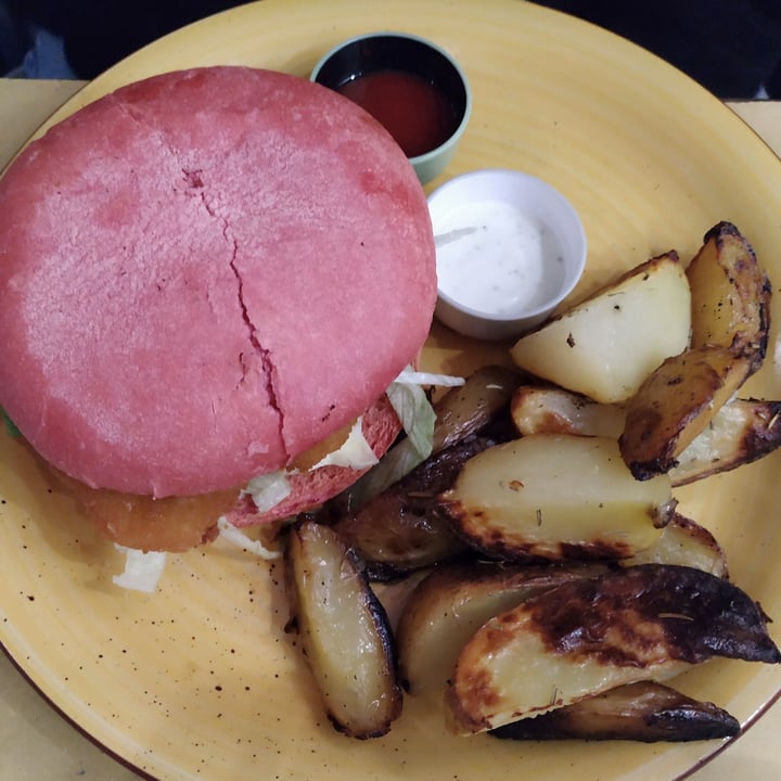 photo of Buddy Italian Restaurant Cafè Chicken burger vegan shared by @lussiruggeri on  19 Mar 2022 - review