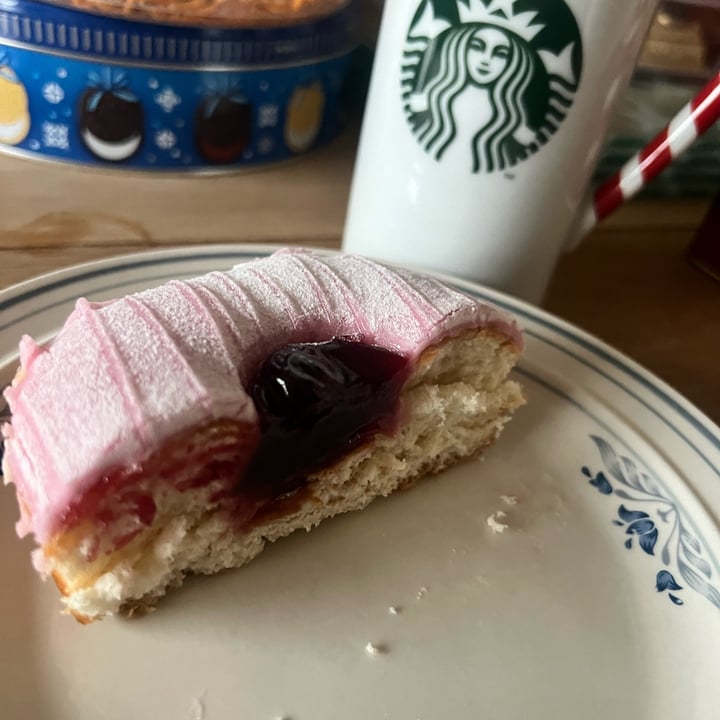 review photo of Plant Donut White Chocolate And Mango shared by @shitakimushroom on 24 Jan 2022 - review
