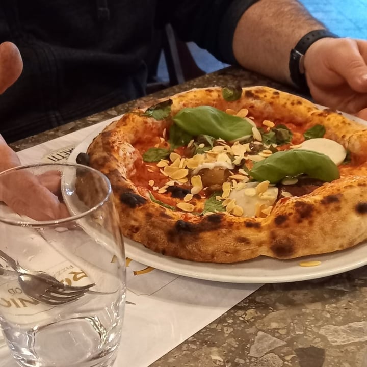 photo of Organic Pizza and Food Pizza con funghi porcini mozzarella vegana e mandorle shared by @sapo29 on  27 Nov 2021 - review