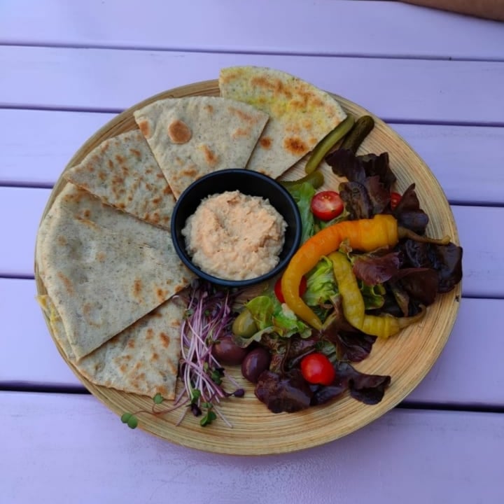 photo of Artha Naan con hummus e verdure shared by @mikipale on  27 Nov 2021 - review