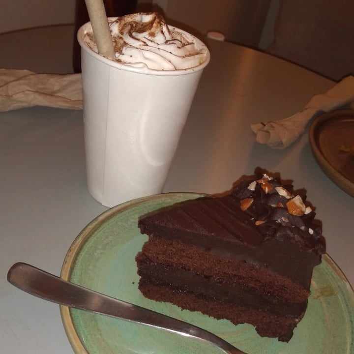 review photo of Bioma plant based café Porción torta Bruce shared by @lucxslobos on 09 Jan 2022 - review