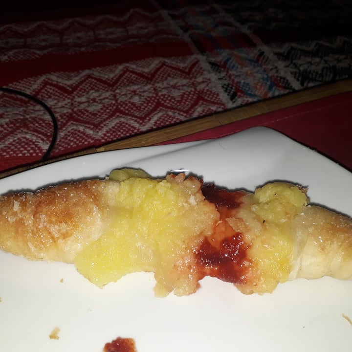 photo of Panaderia Sweet Facturas Con Crema Pastelera Y Membrillo shared by @sritawolf93 on  12 Nov 2020 - review