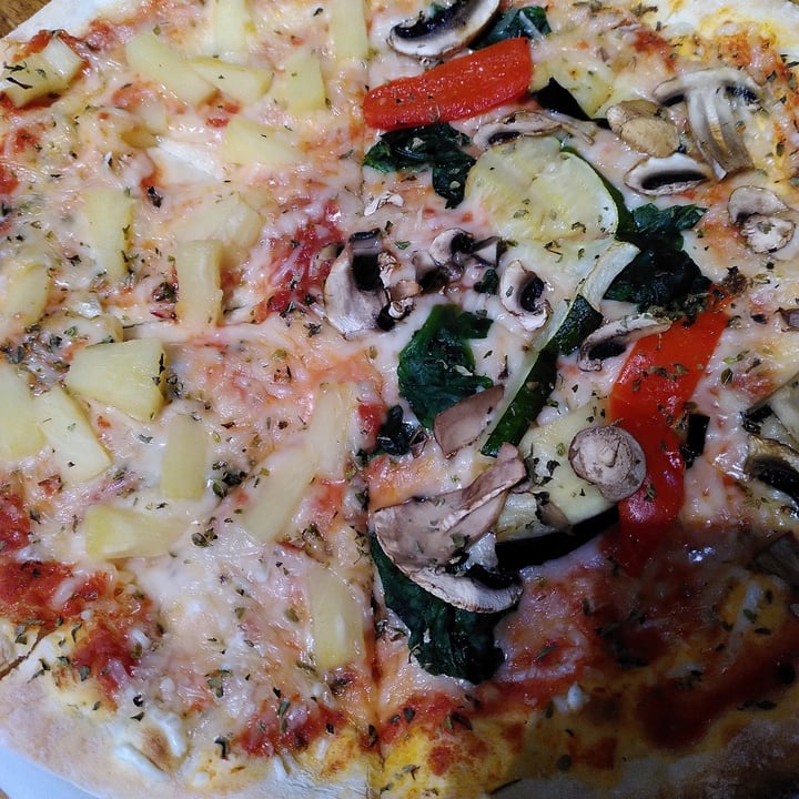 photo of Pizza Paco S L pizza piña y verduras shared by @walkabout-veg on  09 Jul 2022 - review